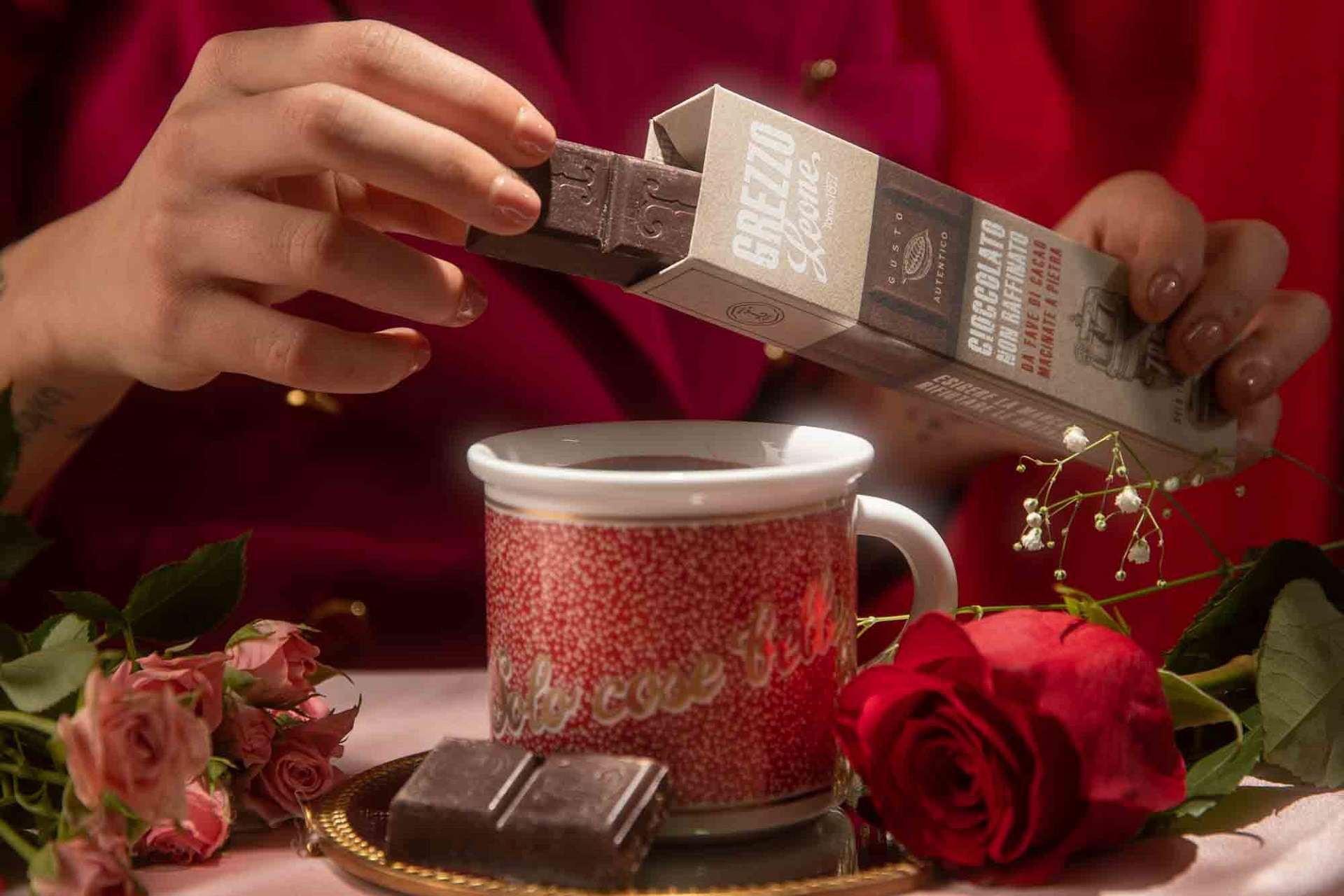 Cioccolato per San Valentino con tazza regalo